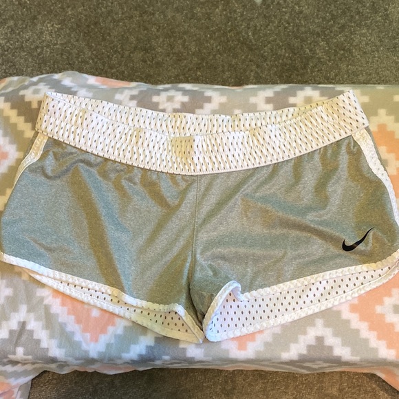 Women Nike Large Reversible Comfy Mesh Shorts White/Gray Like New Barely Worn - Picture 3 of 4